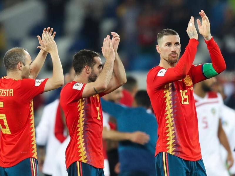 Mit Glück ins Achtelfinale: Spaniens Spieler nach dem 2:2 gegen den Iran. Foto: Lu Jinbo/xinhua