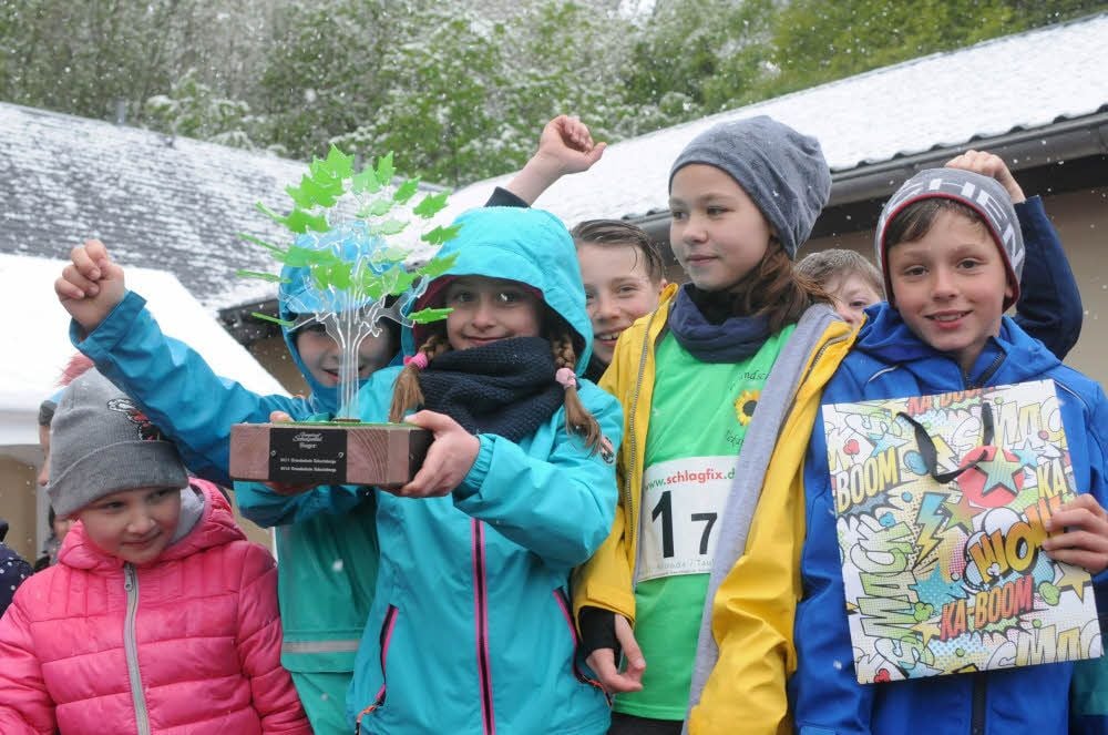 Die Steppkes von der ersten Vertretung der Grundschule Eckartsberga freuen sich über den Gewinn des Wanderpokals für Schulstaffeln.