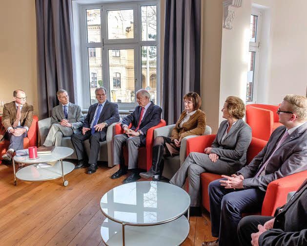 Zu der Runde in die neue Johanniter-Villa in Wittenberg kam auch Ministerpräsident Reiner Haseloff.