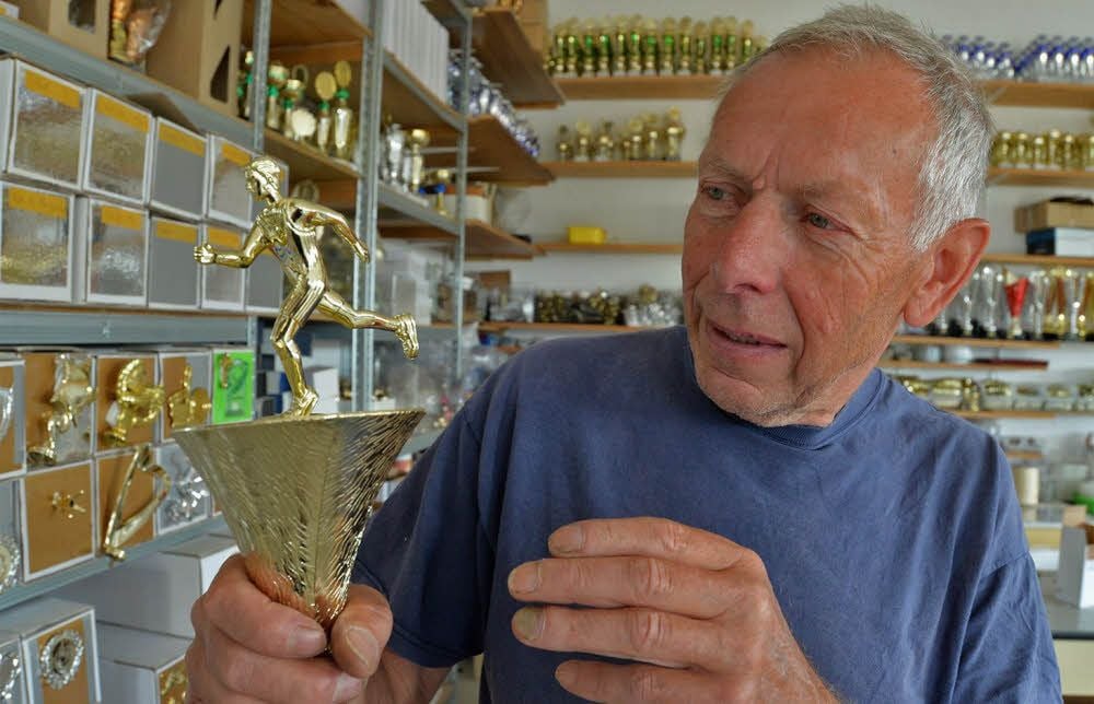 Walter Büchner, hier in der von ihm mitgegründeten Werbefirma in Hoym, markiert die Strecke des Ottonenlaufes.