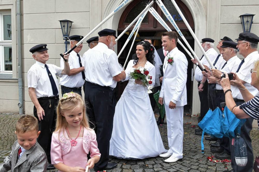 Die Schiffer stehen für Nixe Adriana Birkfeld und ihren Mann Max Spalier.