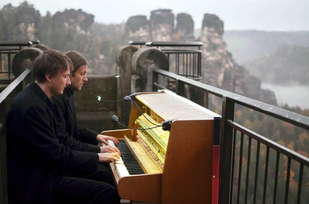 Andreas Güstel (links) und Julian Eilenberger (rechts) haben auch schon im Elbsandsteingebirge Klavier gespielt.