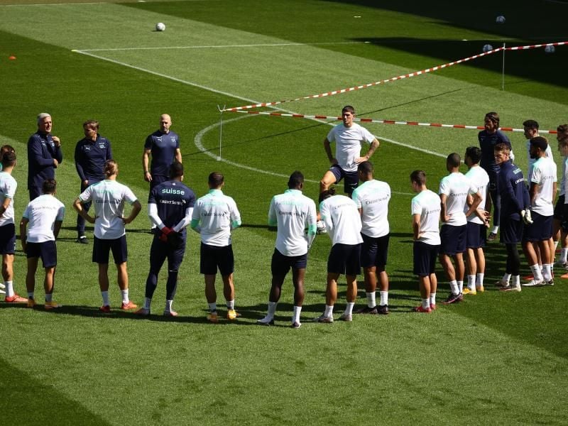 Das Team der Schweiz beim Abschlusstraining. Foto: Christian Charisius/dpa