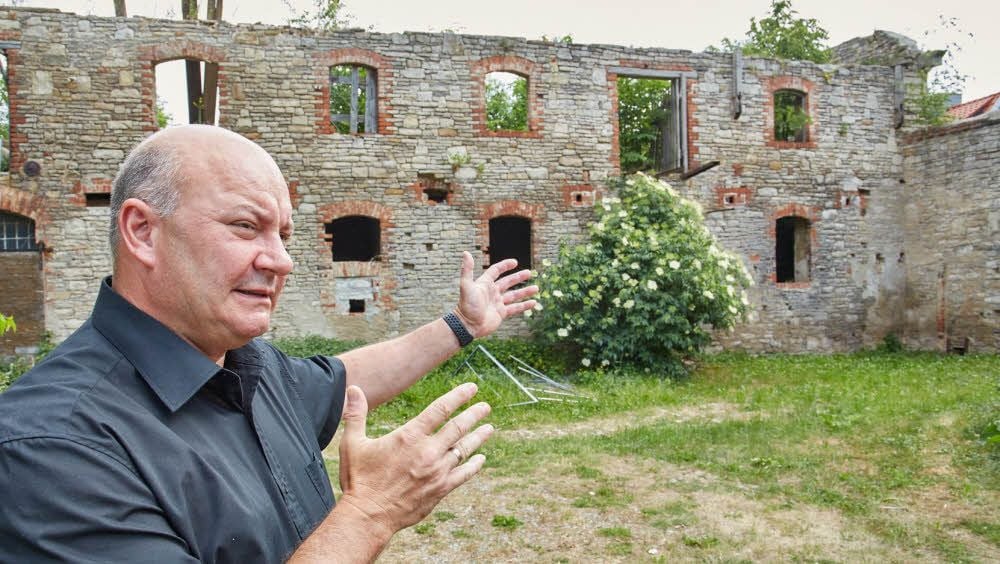 Die Ruinen auf dem Grundstück am Aderstedter Hof ärgern Ortsbürgermeister Mike Franzelius besonders.