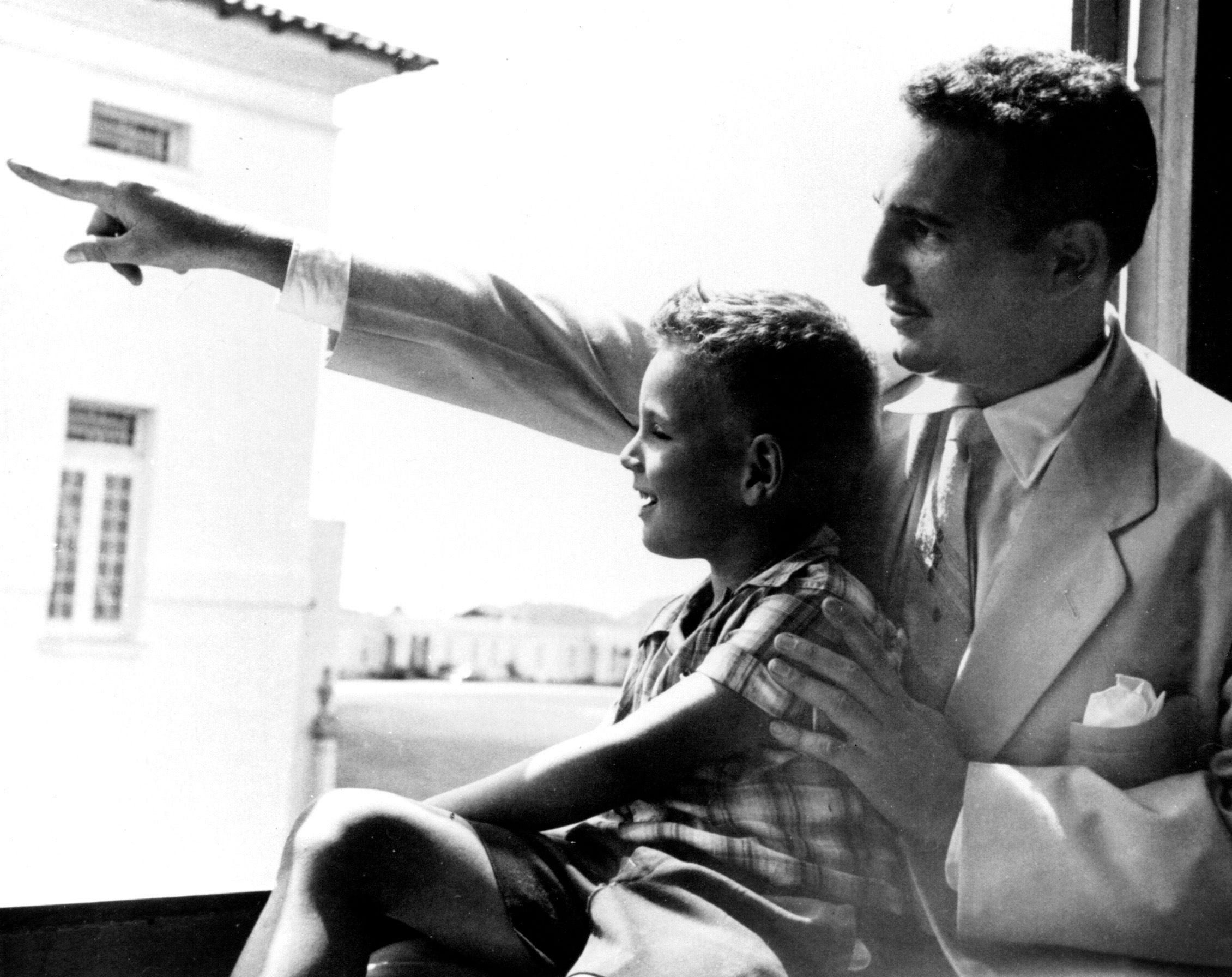 Ein Bild aus dem Jahr 1954 zeigt den ehemaligen kubanischen Staatspräsidenten Fidel Castro mit seinem Sohn Angel, der auch Fidelito genannt wird, in Havana auf Kuba.