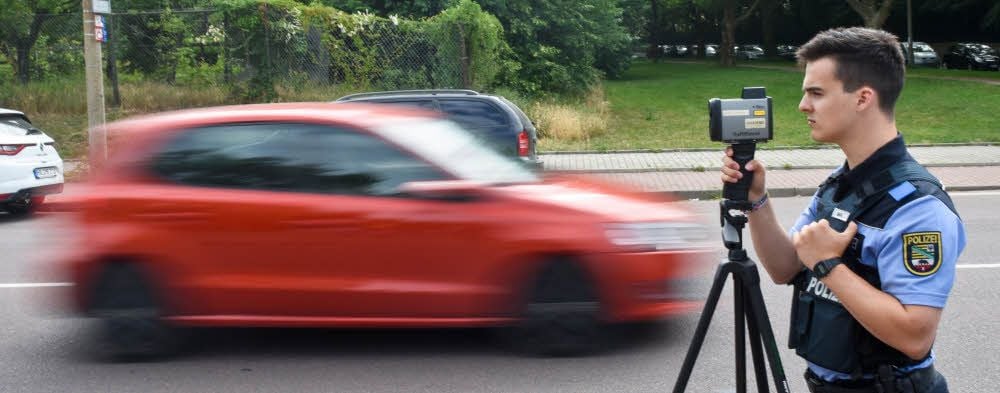 Das Polizeirevier Halle hat am Dienstag im Stadtgebiet Halle an verschiedenen Stellen Schwerpunktkontrollen, wie hier in der Straße der Republik auf Höhe des Stadions, durchgeführt.