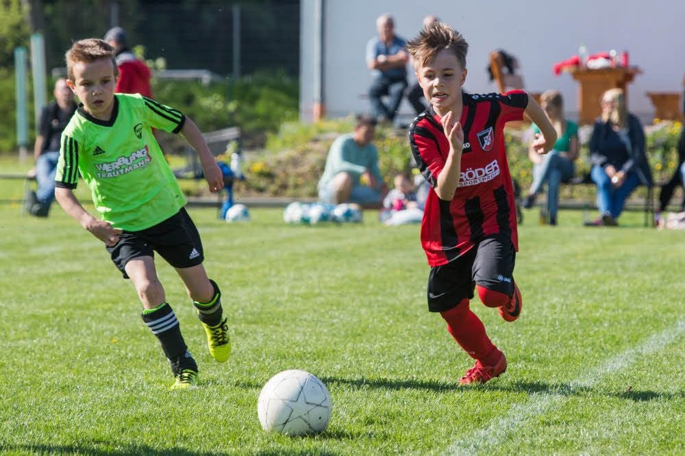 Mit viel Freude am Sport und natürlich dem entsprechenden Ehrgeiz gehen Tausende Nachwuchsfußballer in der Region auf Torejagd.