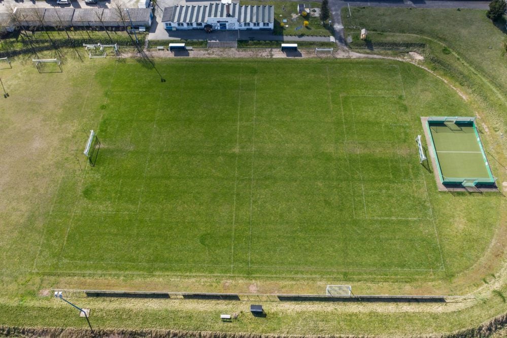 Das Anton-Zinner-Stadion am Gradierwerk ist die Heimspielstätte der SG Blau-Weiß Bad Kösen. Noch vor knapp zwei Jahren nach langer Dürre und wegen fehlender Bewässerungsmöglichkeiten als „1. FC Kasachstan“ bezeichnet, verdient das Grün inzwischen größtenteils wieder seinen Namen.