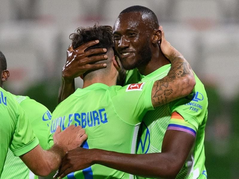 Der Wolfsburger Josuha Guilavogui (r) jubelt nach seinem Tor zum 1:0. Foto: Swen Pförtner/dpa
