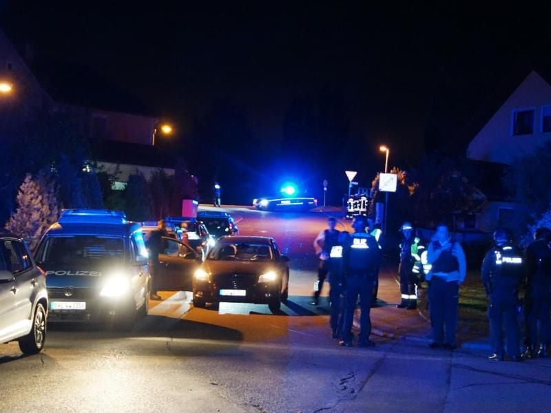 Polizeifahrzeuge stehen am Tatort in Villingendorf in Baden-Württemberg: In einem Wohnhaus sind ein Mann, eine Frau und ein sechs Jahre alter Junge erschossen worden. Foto: Maurer/SDMG