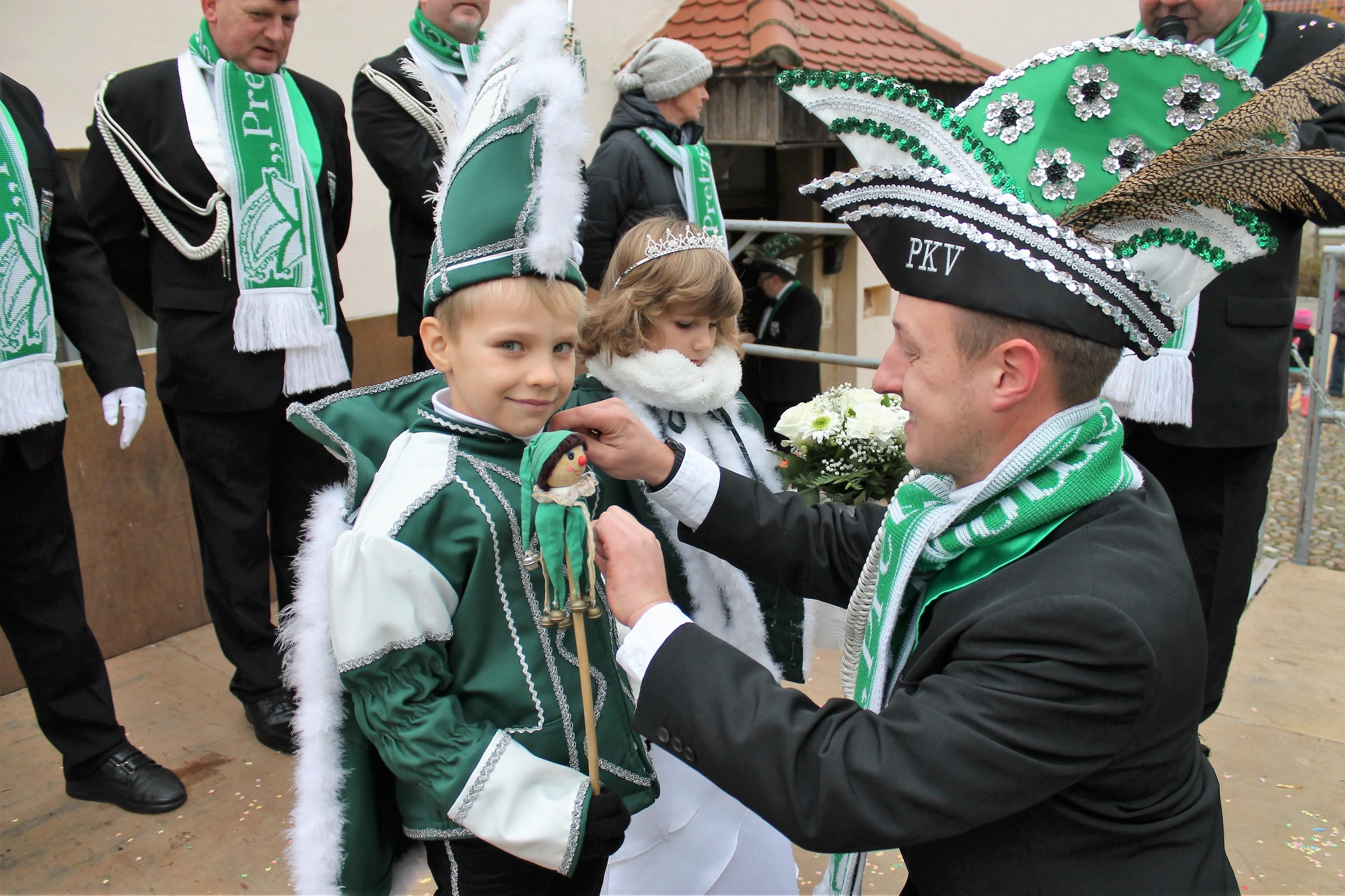 Das Kinderprinzenpaar erhält die „Insignien der Macht“.