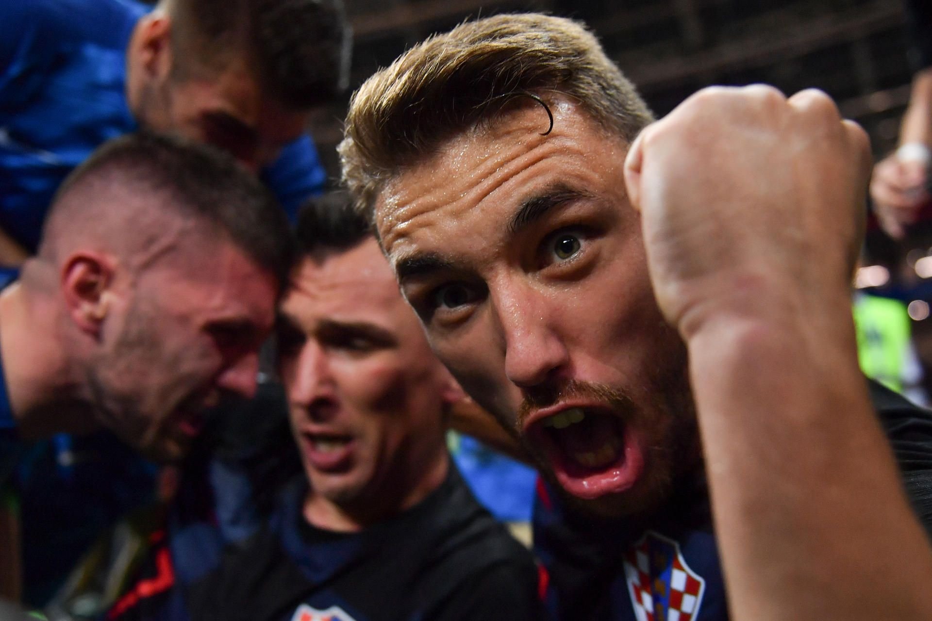 Kroatiens Spieler jubeln direkt in die Kamera von Cortez, der am Boden liegt.