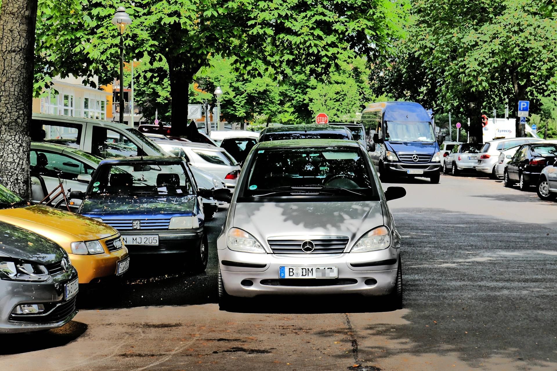 Wer in der zweiten Reihe parkt, riskiert ein Bußgeld. Politiker fordern, dieses anzuheben.