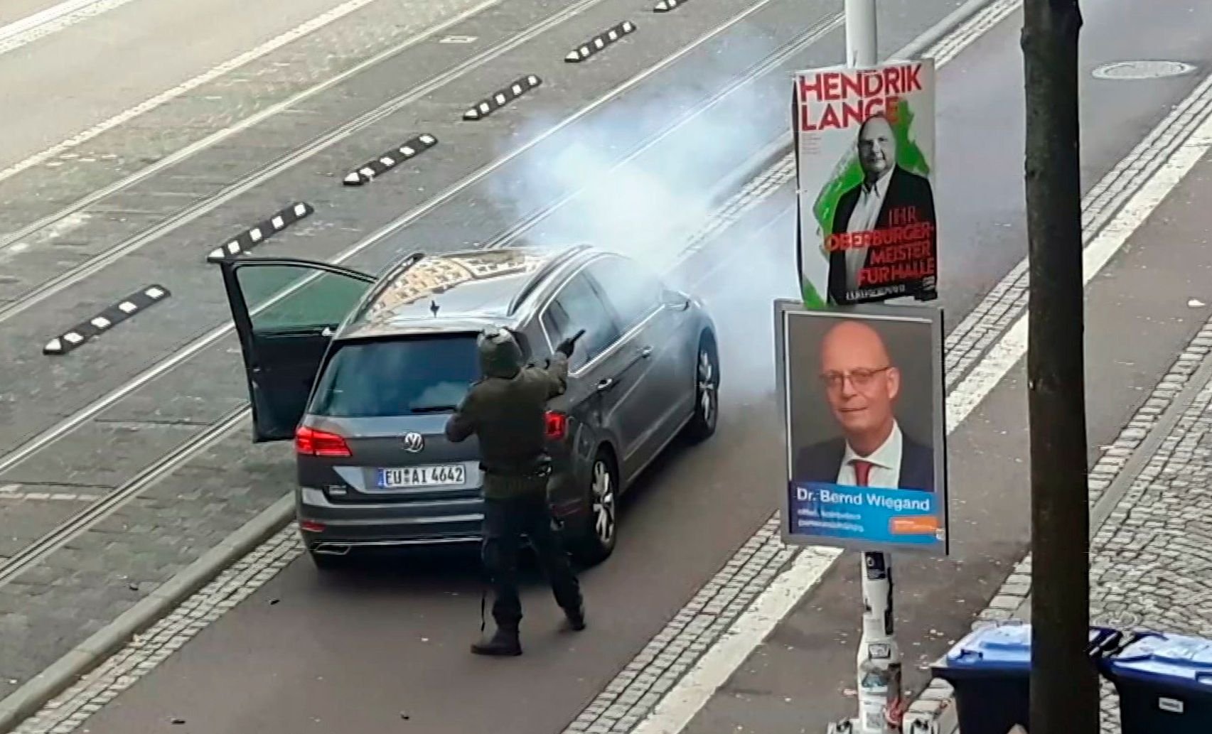Der Attentäter von Halle schießt am vergangenen Mittwoch im Schutz seines Wagens um sich. In den Mittagsstunden tötete er zwei Menschen.