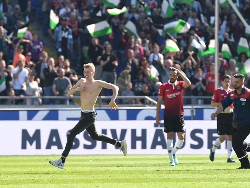 Kostet Hannover eine Geldstrafe: Ein Flitzer rennt während der Partie gegen Hertha BSC. Foto: Peter Steffen