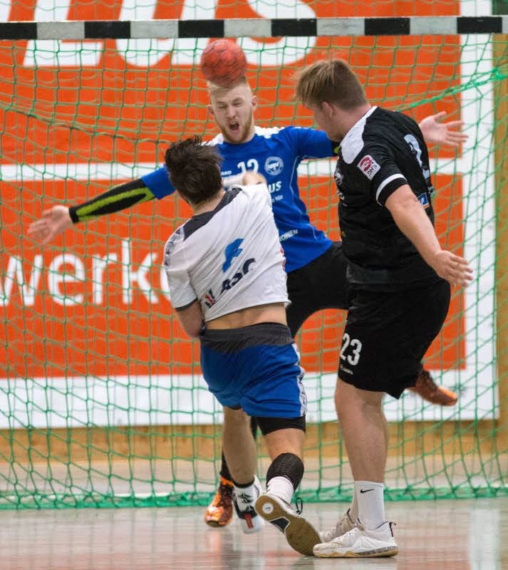 Philipp Zimmer pariert im Drittliga-Spiel des USV Halle gegen den TV Großwallstadt einen Wurf von Florian Eisenträger.