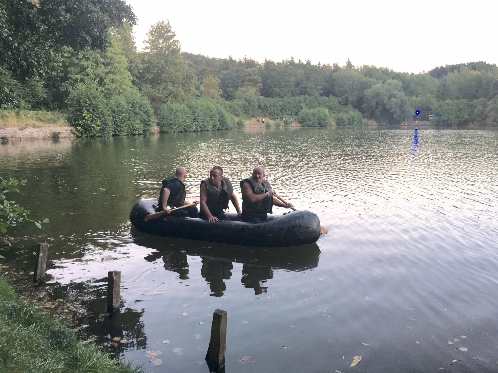 Einsatzkräfte suchen den Vermissten auf dem Mansfelder Teich bei Möllendorf.