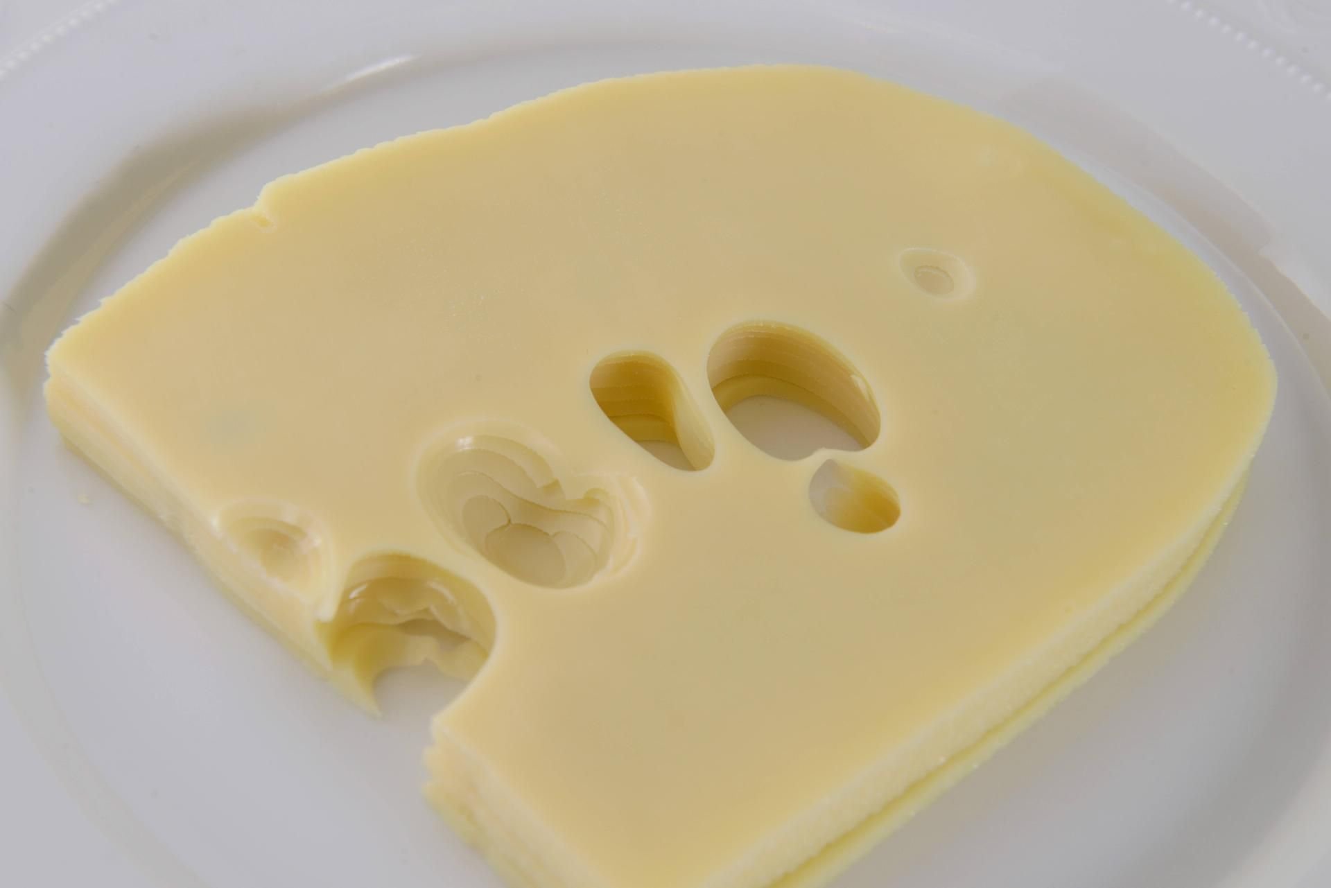 Einge Sorten Scheibenkäse der Marke Milram und anderer Handelsmarken sind wegen möglicher Verpackungsreste aus Plastik zurückgerufen worden.