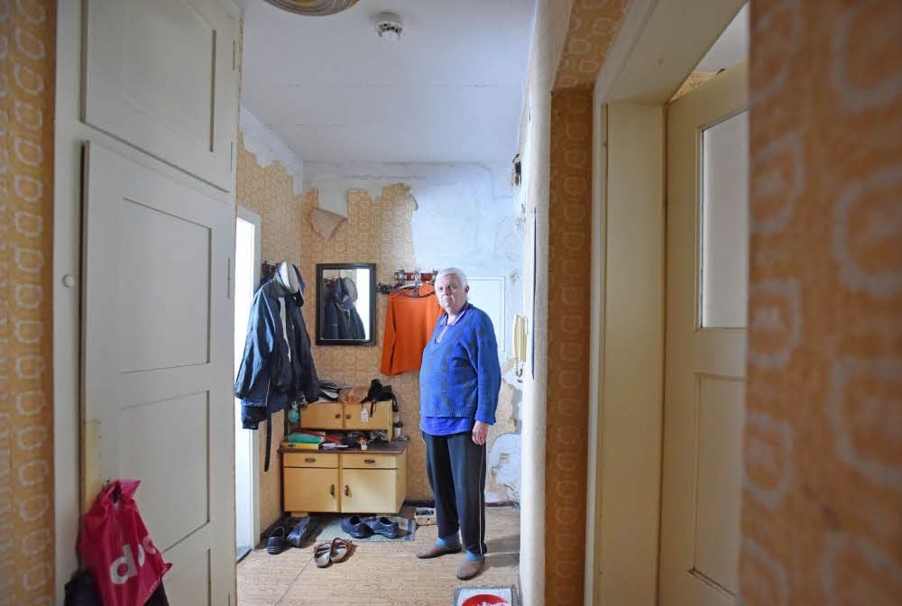Norbert Ditsche lebt seit 40 Jahren in der Bitterfelder Wohnung. Aufgrund des Zustands hat er die Miete reduziert.