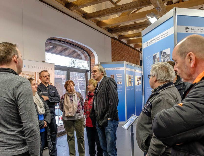 In der Ausstellung des Nienburger Polizeimuseums im Domizil des Eystruper Heimatvereins entdeckten die Gäste aus Zschornewitz auch Spuren, die nach Wittenberg führten.