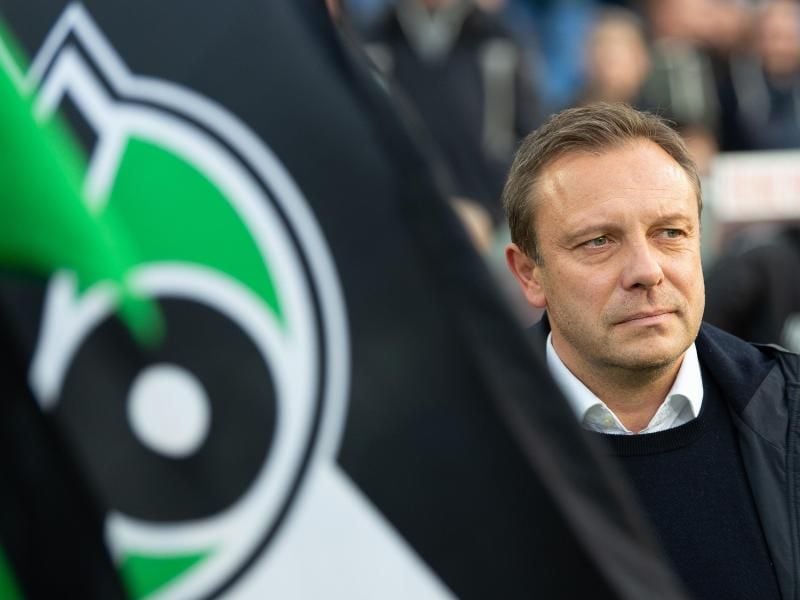 Hannovers Trainer André Breitenreiter will mit seinem Team im Abstiegskampf die Wende schaffen. Foto: Swen Pförtner
