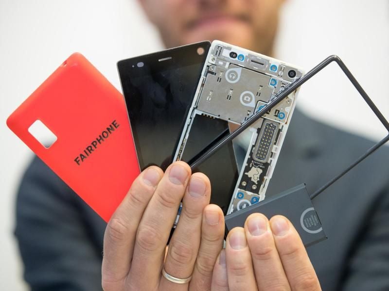 Einen nachhaltigen Ansatz verfolgen die Hersteller des Fairphones. Foto: Daniel Karmann/dpa