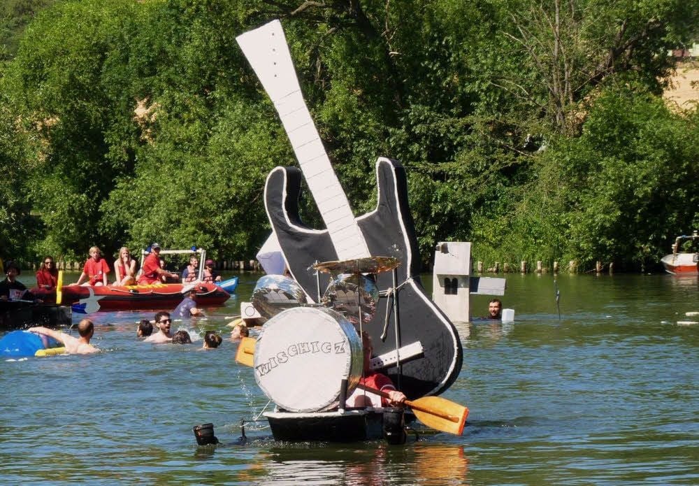 Als schönstes Boot von den Zuschauern gekürt: Die Kapelle mit Olaf Buhs als Bandleader.