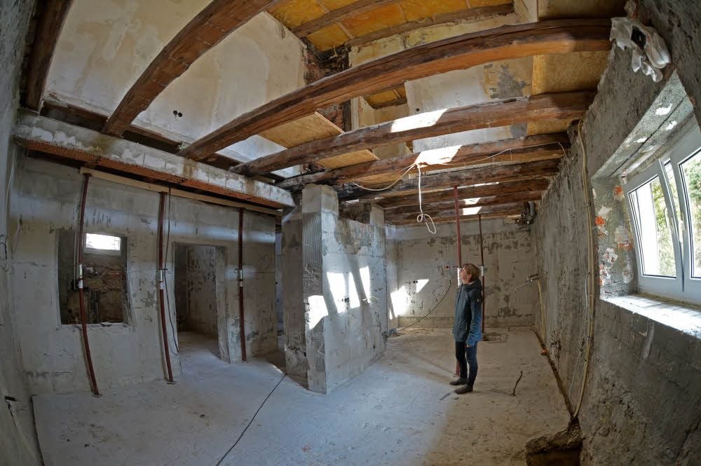 Vom Hotel stehen nur noch die Grundmauern. Der Wiederaufbau wird Monate dauern.