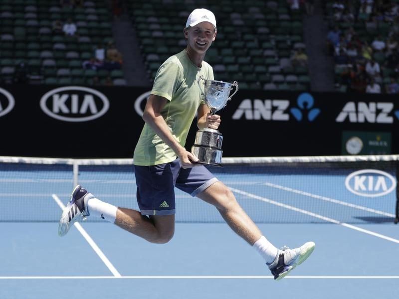 Tritt in Paris gegen sein großes Vorbild Rafael Nadal an: Sebastian Korda freut sich 2018 in Melbourne über den Junioren-Titel. Foto: Dita Alangkara/AP/dpa