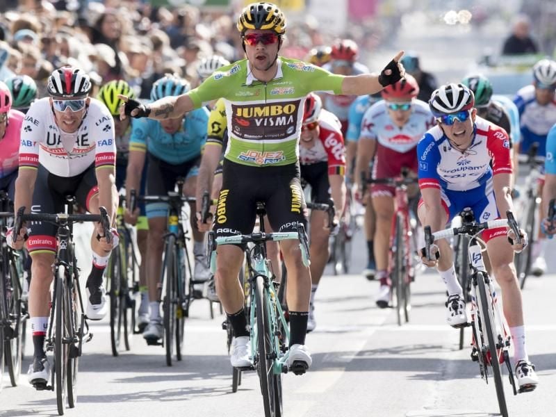 Primoz Roglic (M) hat die erste Etappe der 73. Tour de Romandie gewonnen. Foto: Laurent Gillieron/KEYSTONE