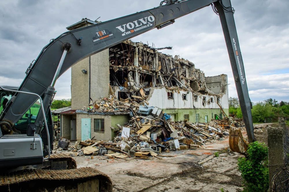 Die Reste der abgebrannten „Hopfendarre“ am Ende der Naumburger Medlerstraße stehen noch, müssen aber abgerissen werden.