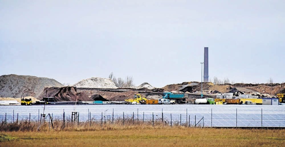 Die Berge aus Bauschutt und Erden auf der DK-2-Deponie, die seit 2014 in Betrieb ist, wachsen in rasantem Tempo.