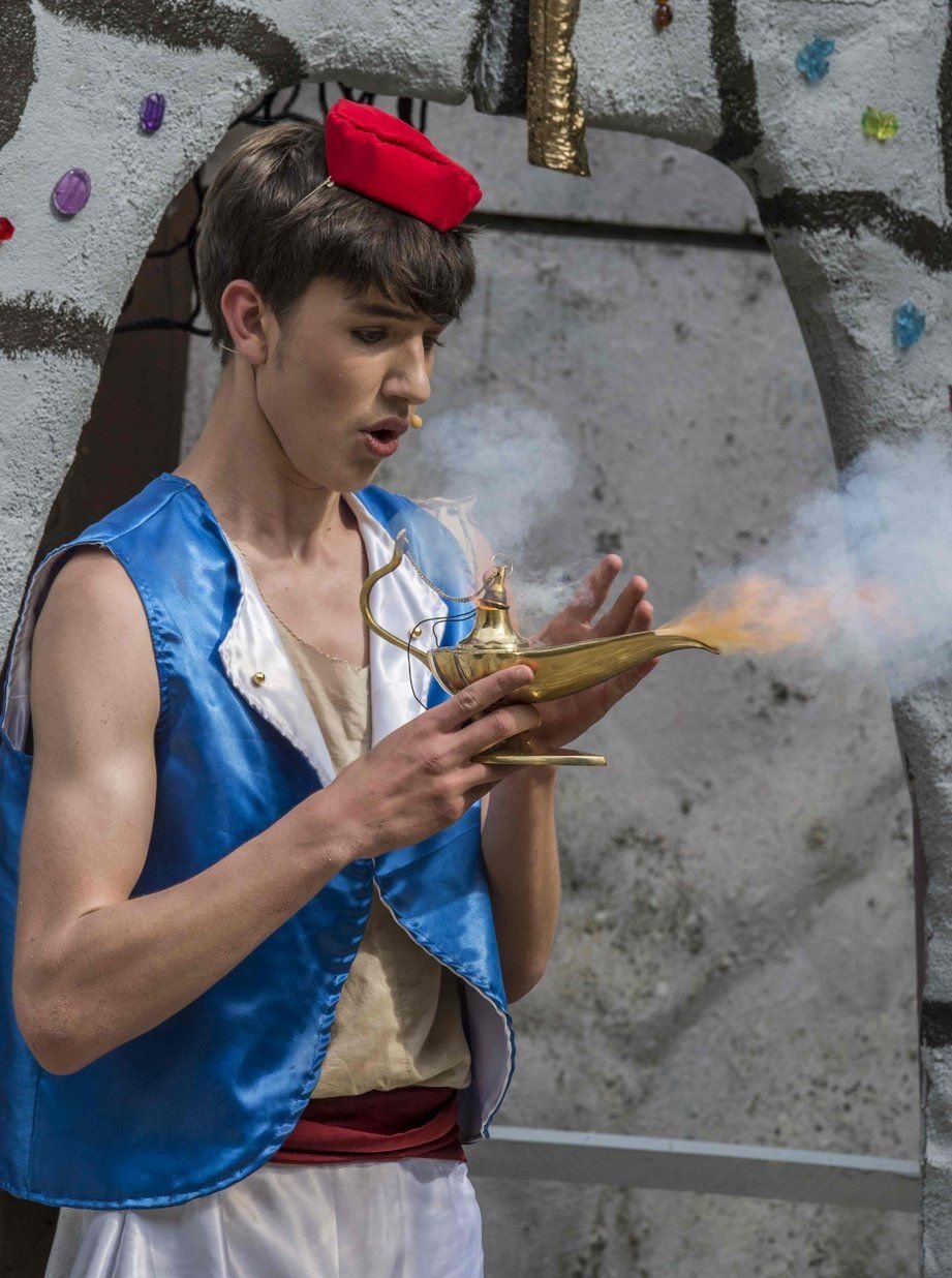 Aladin (Robin Koch) mit seiner Wunderlampe im Harzer Bergtheater