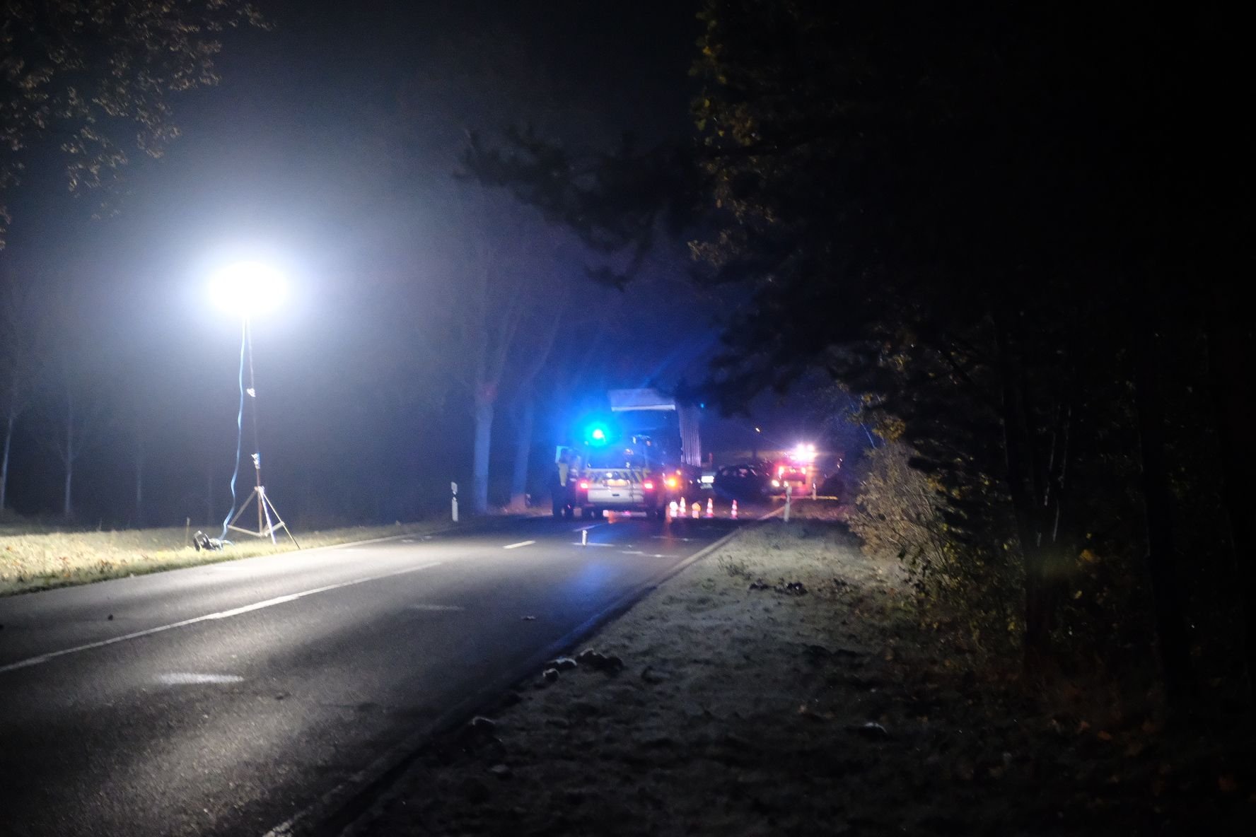 Die ausgeleuchtete Unfallstelle am Ortseingang von Zschornewitz. Die Polizei sichert Spuren.