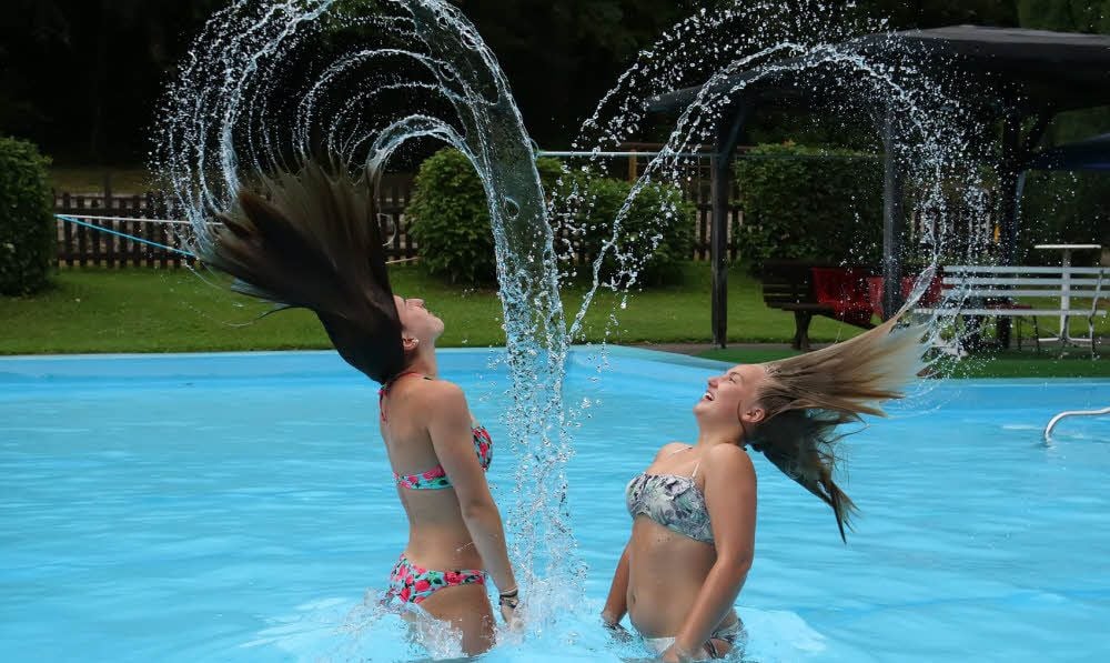 Sarah und Chantal (v.l.) beim „Spiel“ im 22 Grad Celsius warmen Wasser. Immerhin war das Wasser acht Grad wärmer als die Luft.