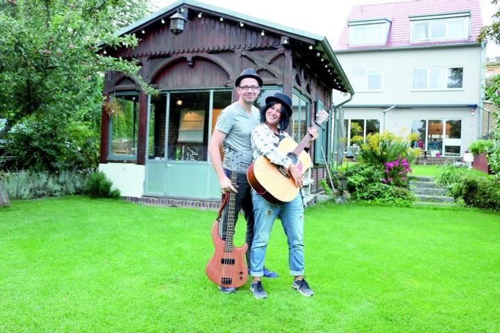 Elena Bianchi und Jan P. Pajak sind mit Kollegen am Gefängnis zu erleben.