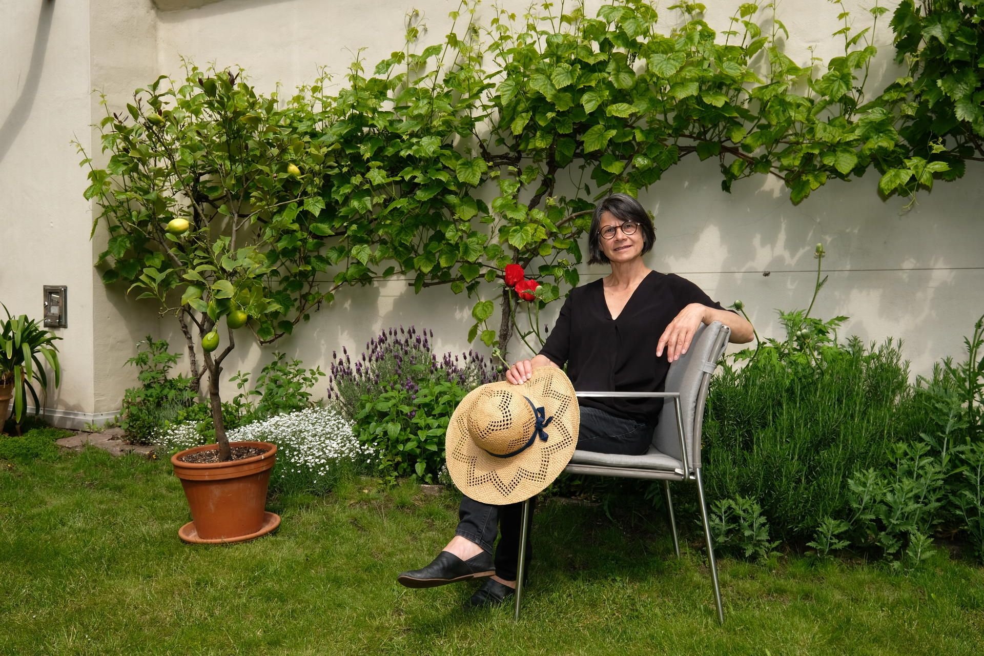 Im Garten von Silvie Hermann in der Karl-Liebknecht-Str. Sie wird ihren Stadtgarten zum Tag der offenen Gärten dem Publikum zeigen.