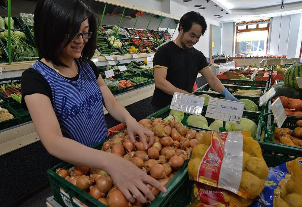 Trang (links) und Tam betreiben seit kurzem einen Obst- und Gemüseladen in der Ascherslebener Innenstadt.