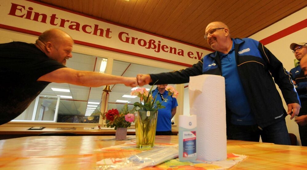 Corona-konforme Begrüßung der Teamkapitäne Jens Garus (Eintracht Großjena/links) und Frank Apelt (Wethauer KC). Die Gäste aus Wethau gewannen diese Kreisoberliga-Begegnung mit einem Plus von 45 Holz.