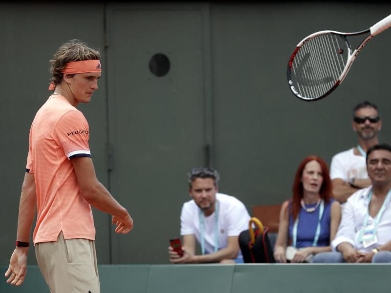 Deutschlands Tennis-Ass Alexander Zverev hadert bei seinem Zweitrunden-Match bei den French Open mit seiner Leistung - sein Schläger bekommt den Unmut zu spüren. Foto:Alessandra Tarantino/AP