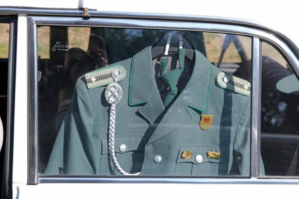 Auch eine Uniform gehört dazu.