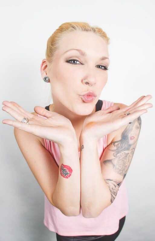 Moderatorin Vani van Morgen alias Vanessa Massholder versprüht nicht nur schon in aller Herrgottsfrühe gute Laune - ihre Show bei MDR-Sputnik ist bald auch die einzige, in der es noch Nachrichten gibt.