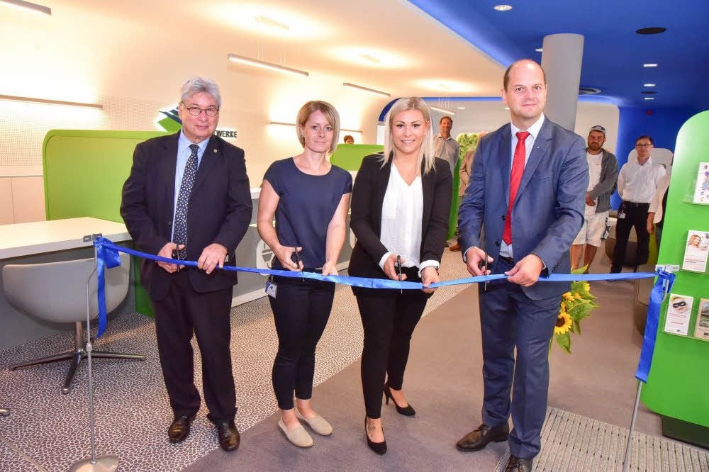OB Peter Kuras, Franziska Mäder und Katharina Gerngroß, Mitarbeiterinnen des Kundencenters, und DVV-Chef Dino Höll schneiden das Band durch.