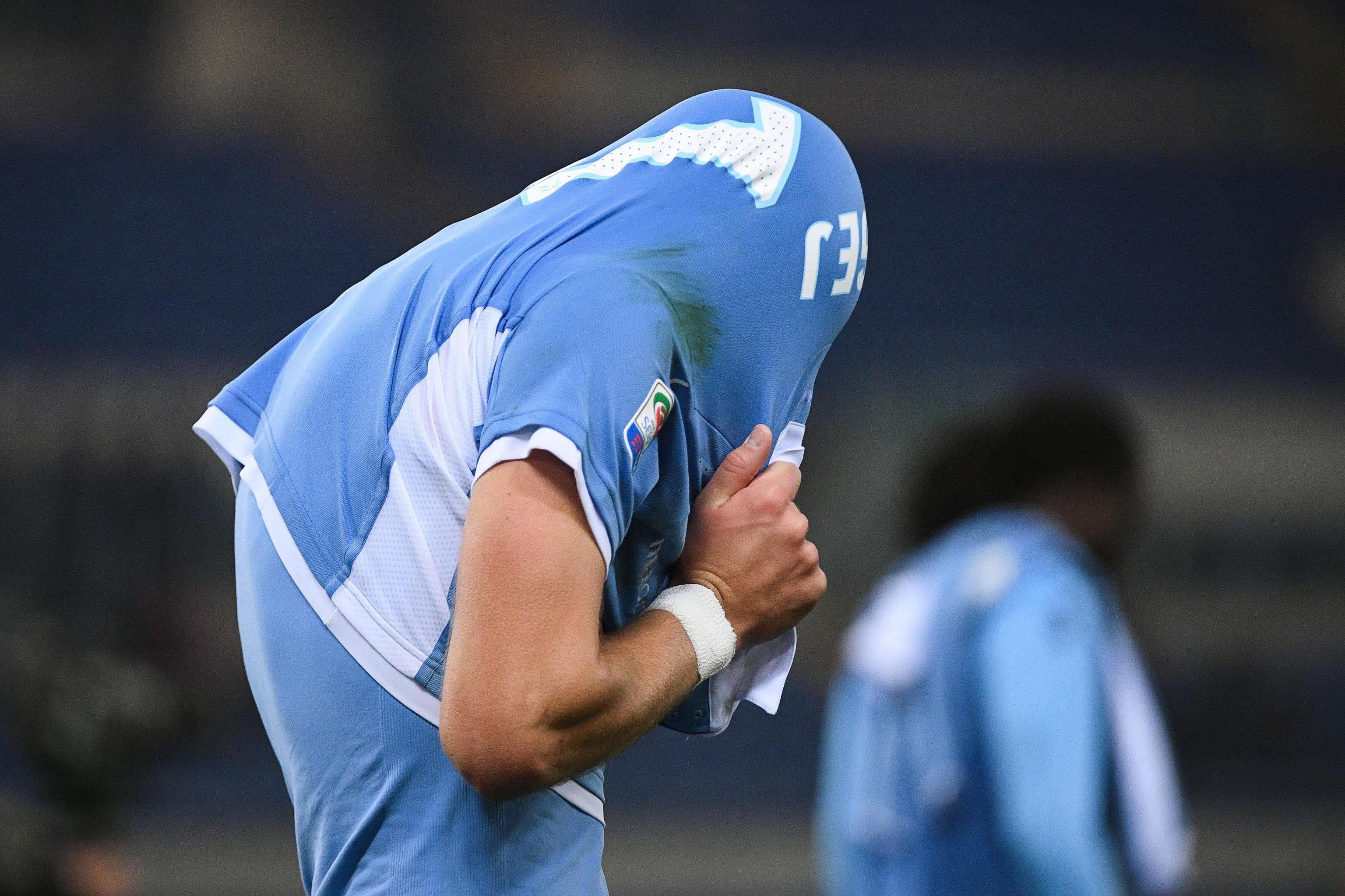 Ein italienischer Fußballprofi versteckt sich unter seinem Trikot. Viele Fußballer verdienen weniger als gedacht.
