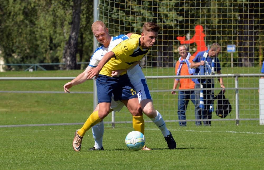 Marcus Bäcker (hinten, in einem früheren Spiel) tritt am Sonnabend mit Askania Bernburg in der zweiten Runde des Landespokals bei der TSG Calbe, einem Landesligisten an.