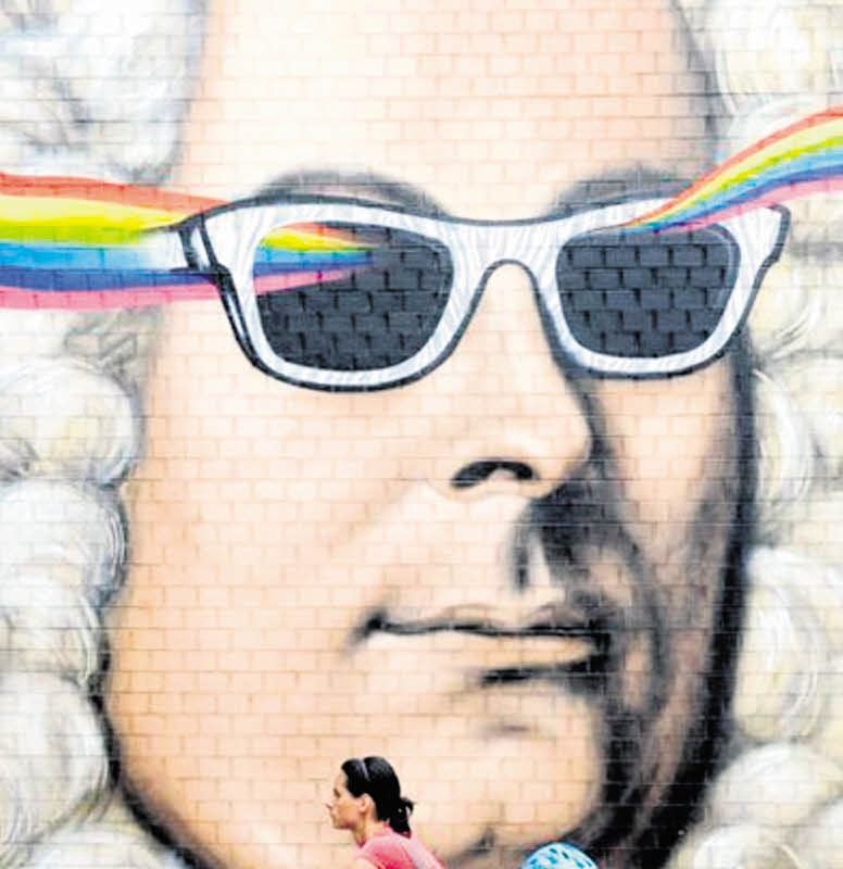 It’s cool, man! Mit Sonnenbrille und Regenbogenband begrüßt ein poppiges Händel-Graffito unter der Bahnhofsbrücke die Gäste der Stadt. Die spektakuläre Abbildung hebt sich wohltuend von den nüchternen zeitgenössischen Darstellungen ab.