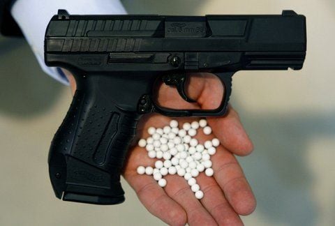 Mit solch einer Softair-Pistole könnte der Täter geschossen haben.