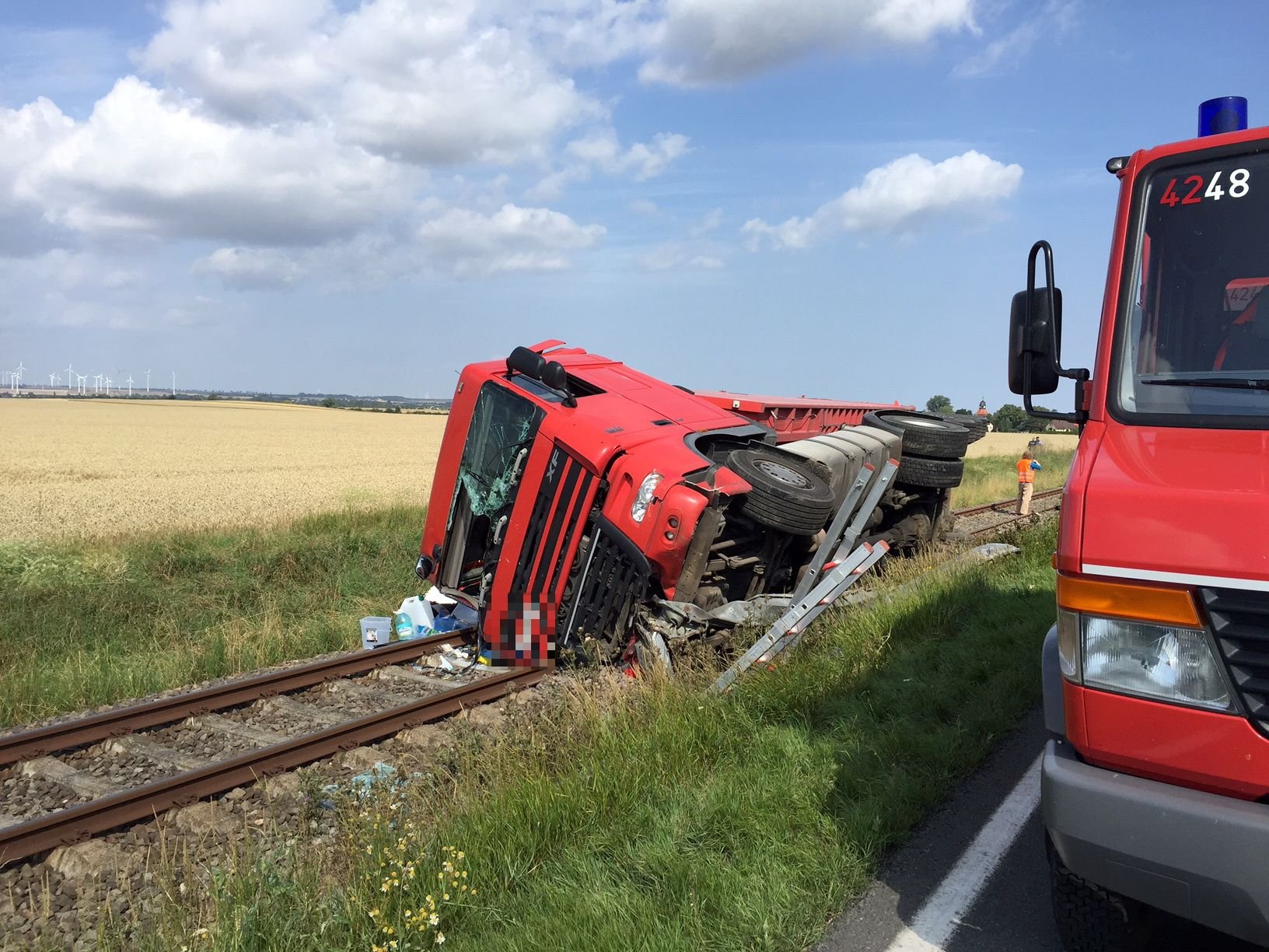 Der umgekippte Lastwagen blockierte das Gleis zwischen Bebitz und Trebitz bei Könnern (Salzlandkreis).