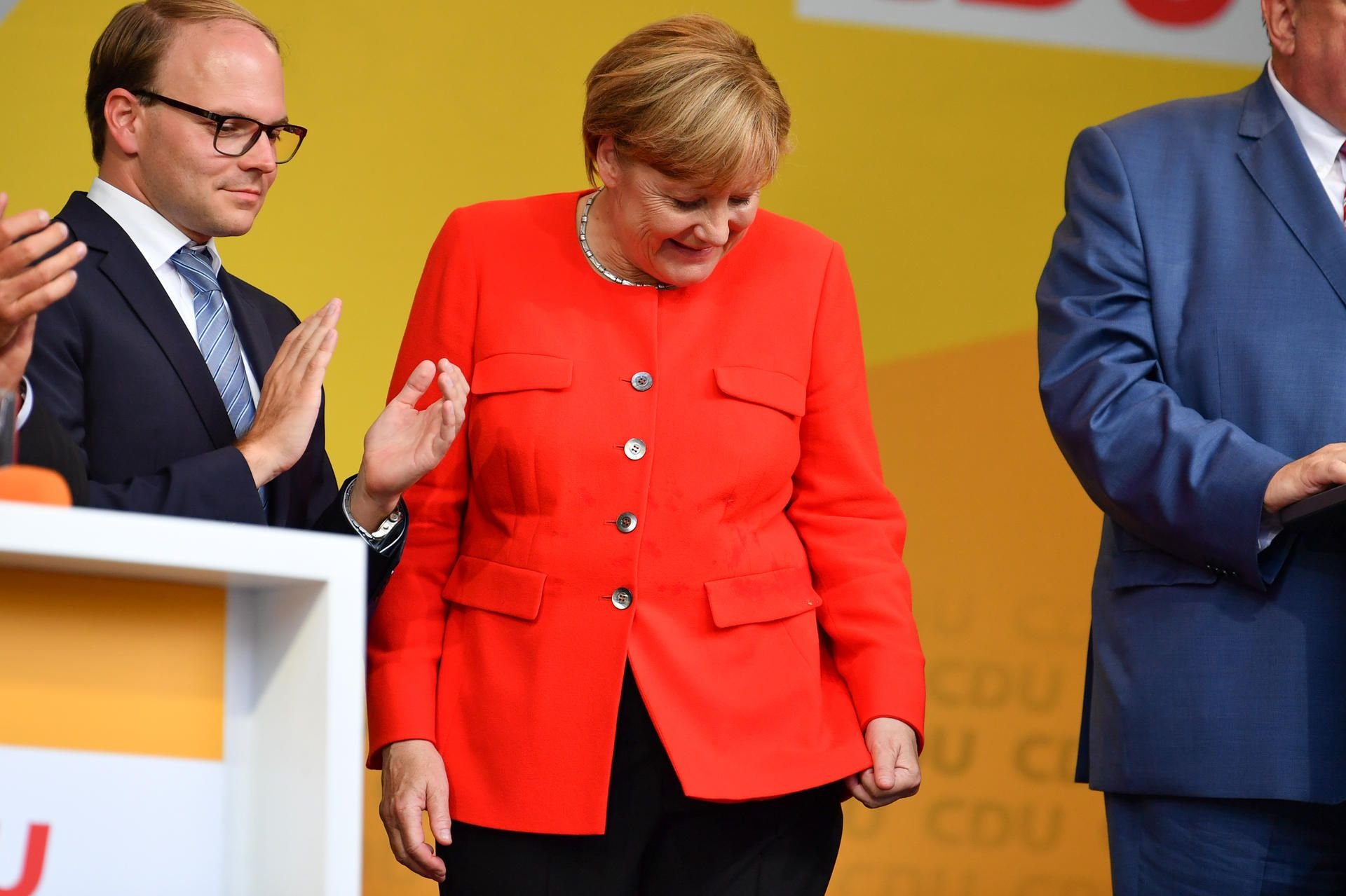 Ein paar Spritzer hat Angela Merkel auf ihrem Jaket.