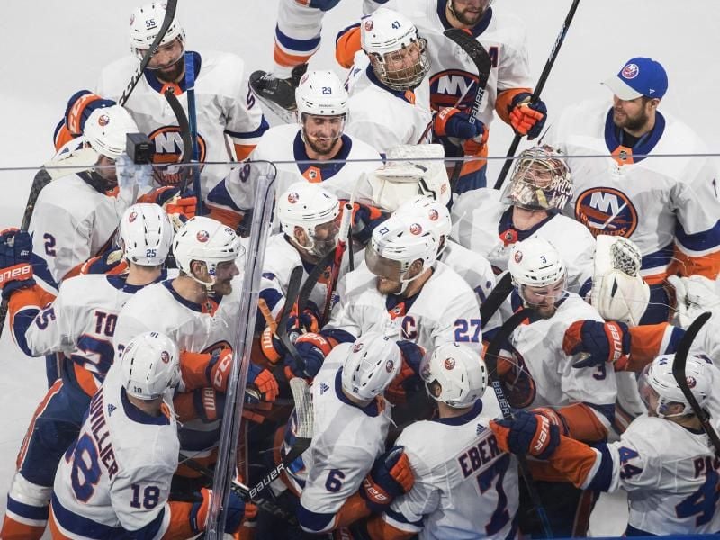 Die Spieler der New York Islanders freuen sich über das 2:1 gegen Tampa Bay Lightning. Foto: Jason Franson/The Canadian Press/AP/dpa